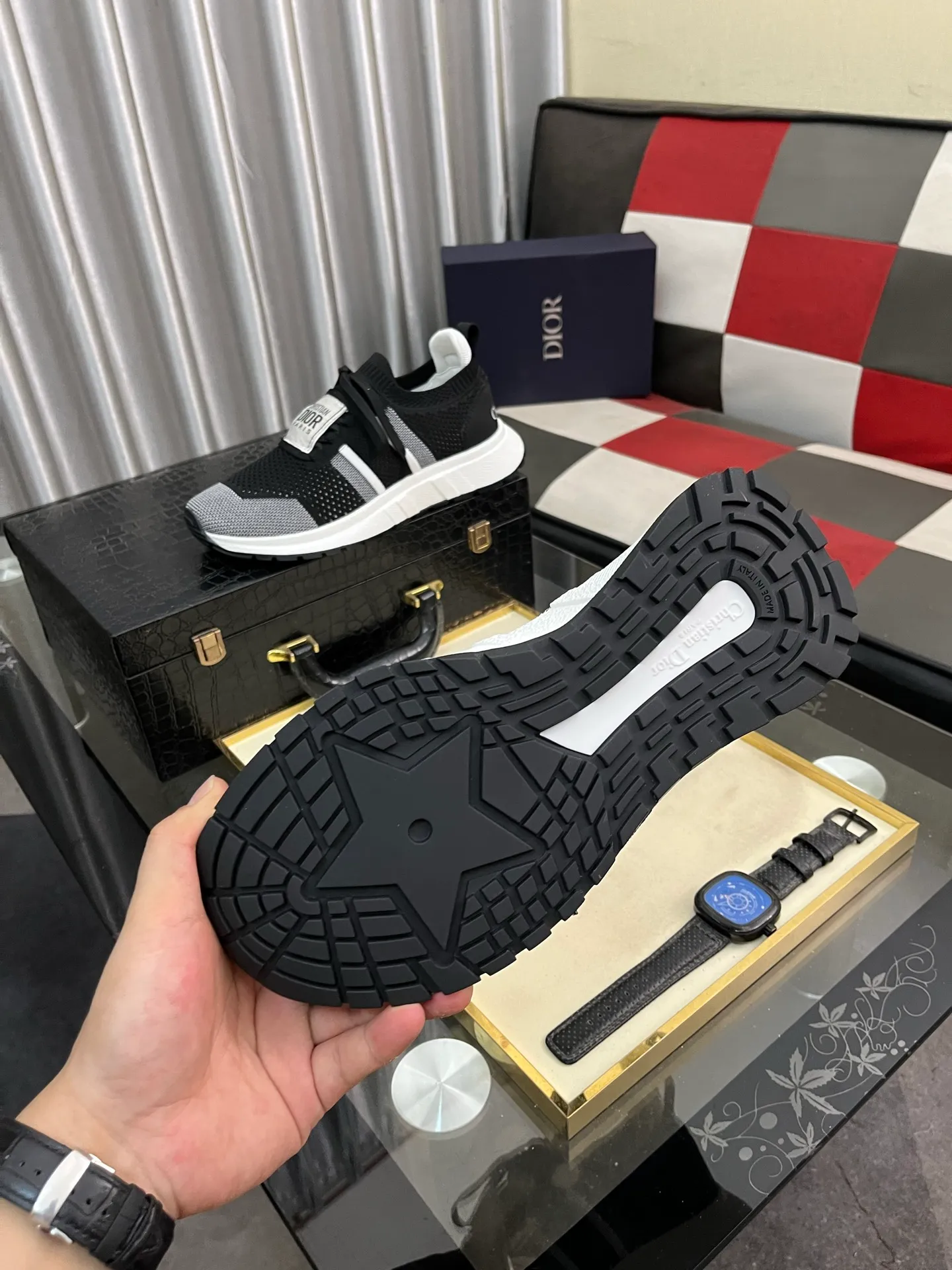 Men's men's shoes 💰400⌚️⌚️Dior unique modern style sneakers. 🏃Casual LeFou original leather😍😍 Yangli (refuses to discolor and rub feet) soles: Original soles specially provided by the original factory, super cool😍 Lace-up to bring wind when walking👍Style design ⚠️Super comfortable and wear-resistant original soles. Code number: 38-443️⃣Colors available